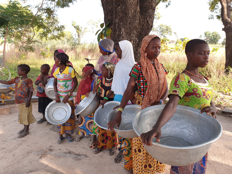 Femmes en file d'attente avec leus bassines